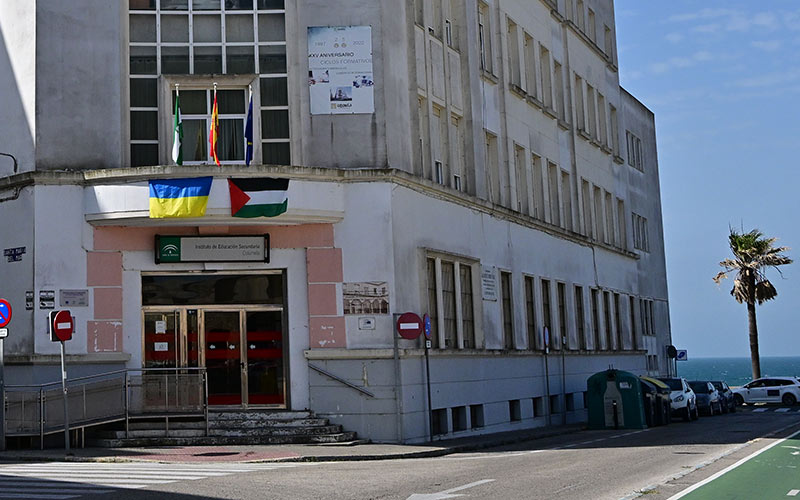 La Junta borra del instituto Columela las banderas en solidaridad con Palestina y Ucrania