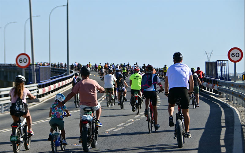 Convocada una nueva ‘bicifestación’ por el puente Carranza para volver a exigir su carril ciclo peatonal; el proyecto ya estaría redactado
