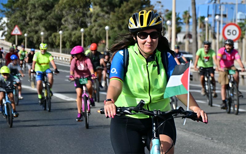 Las bicis reivindican su lugar en el puente Carranza, pendiente del plan del ministerio