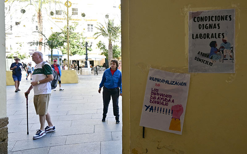 La municipalización vuelve al centro del debate tras el “caos” en la ayuda a domicilio en Cádiz