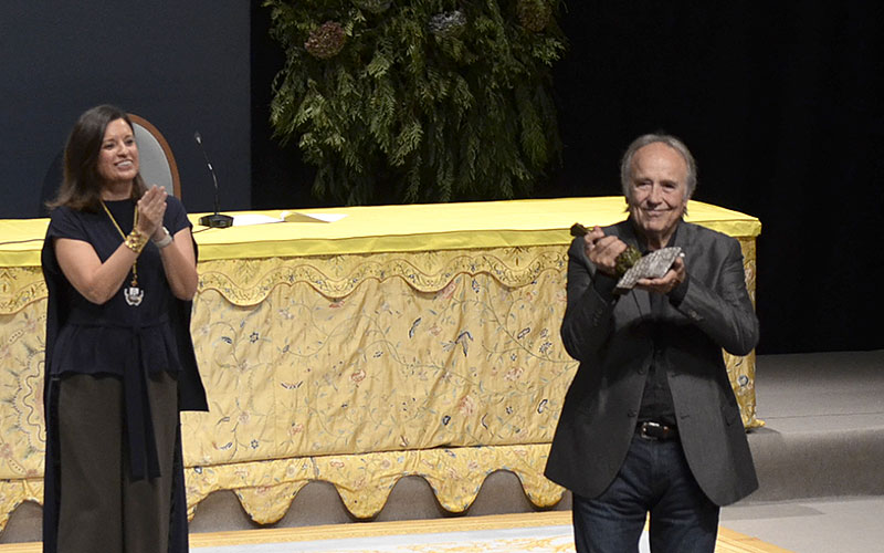 “No me gusta el mundo en el que vivimos, y mucho menos el rumbo que lleva”: Serrat le pone banda sonora cruda al 24-S en La Isla