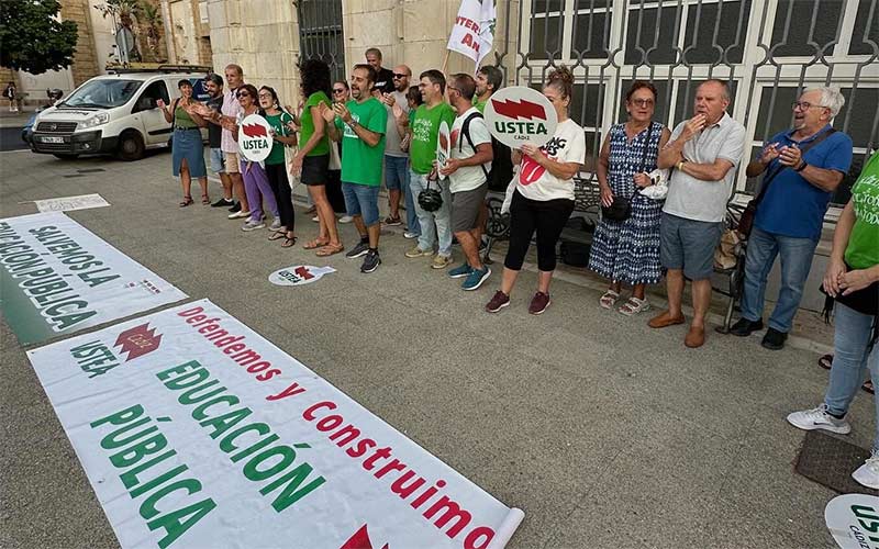 Ustea protesta en Cádiz ante un inicio de curso “caótico, sin sensibilidad con la escuela pública”