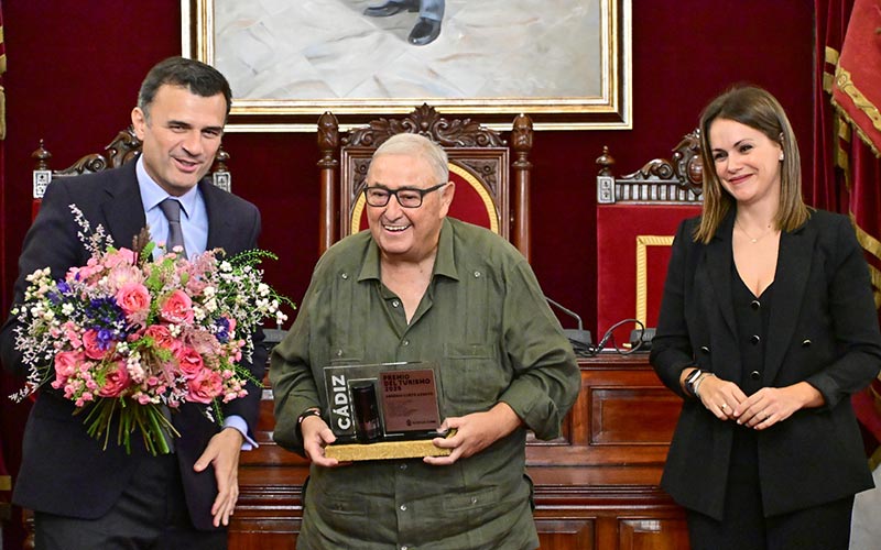 Arsenio Cueto Arroyo recibe el rescatado Premio del Turismo: “más de seis décadas de trabajo, pasión y servicio, siempre queriendo a Cádiz”