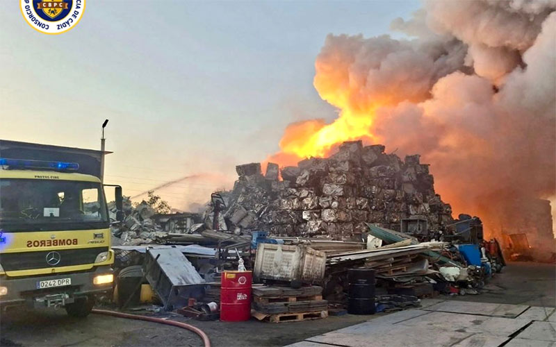 Mucho humo en el incendio de una chatarrería en Jerez, bajo control y sin daños personales