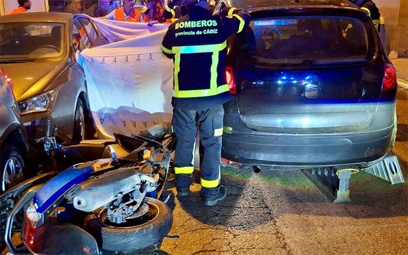 Un motorista fallecido y una menor herida en Cádiz: el conductor del coche implicado huyó