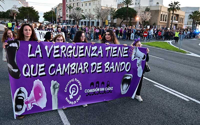 “Sin nosotras no se mueve nada”: colectivos feministas gaditanos celebran en El Puerto su cita anual, y los diez años de Las Tres Rosas
