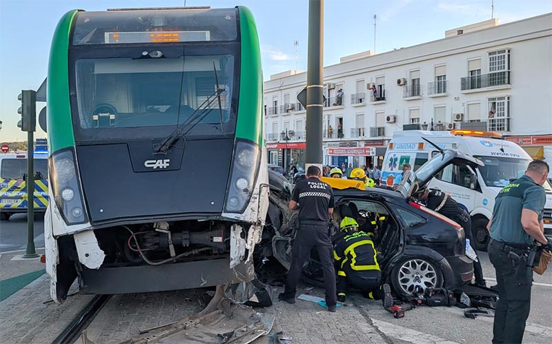 Grave accidente del Trambahía en Chiclana: un coche es arrollado al saltarse el semáforo en rojo