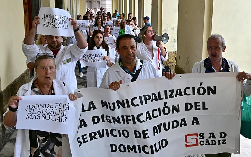 “¿Dónde está el alcalde más social?”: la plantilla del servicio de ayuda a domicilio en Cádiz inicia movilizaciones harta de sufrir la privatización