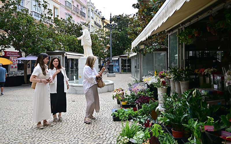La plaza de las Flores, sin flores, “debe recuperar su dinamismo social y su vitalidad económica”