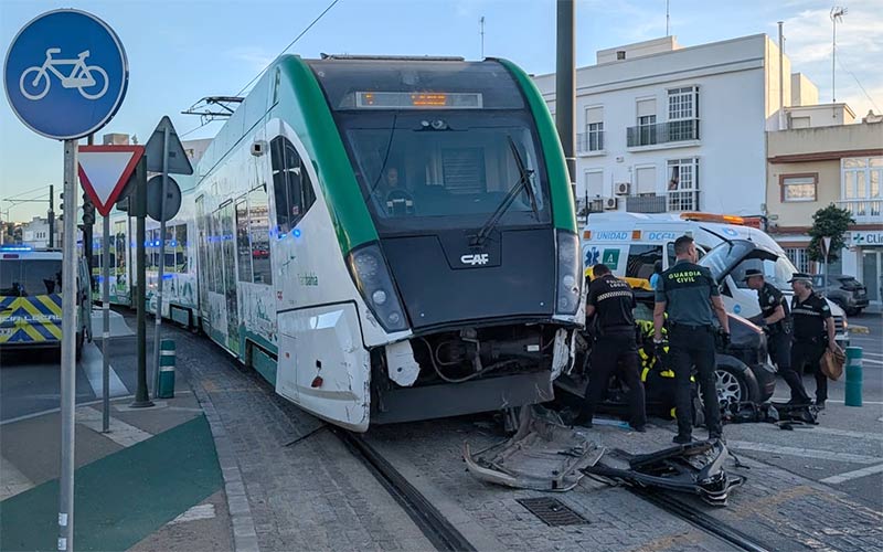 Recogen firmas en Chiclana exigiendo más seguridad tras el último choque del Trambahía; la Junta responde: “18 colisiones en tres años”