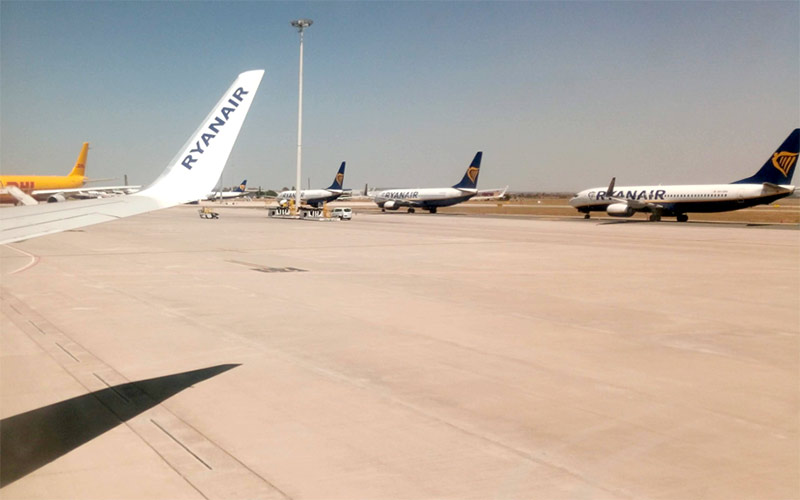 Ryanair, ya huida del aeropuerto de Jerez, traslada a la alcaldesa su plan de incrementar un 15% los vuelos si no hubieran subido las tasas