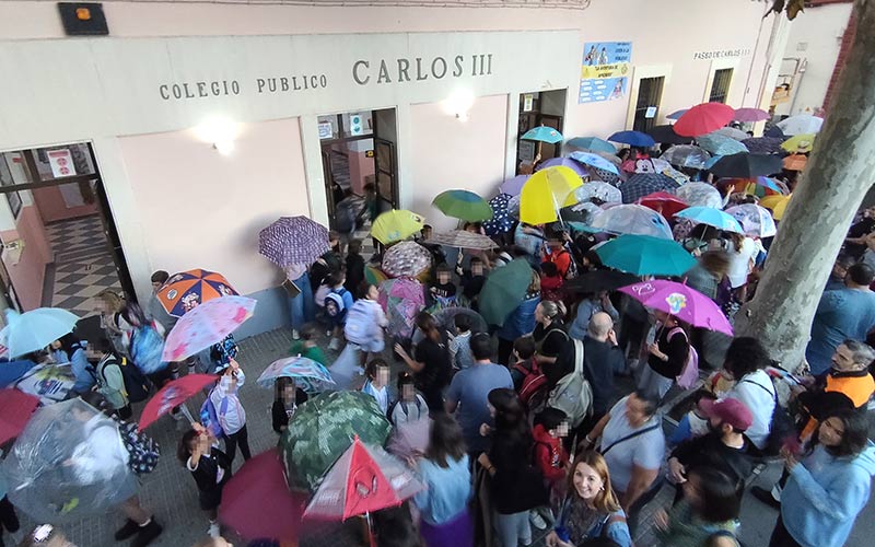 La comunidad educativa del CEIP Carlos III abre los paraguas para reclamar sombra para su patio