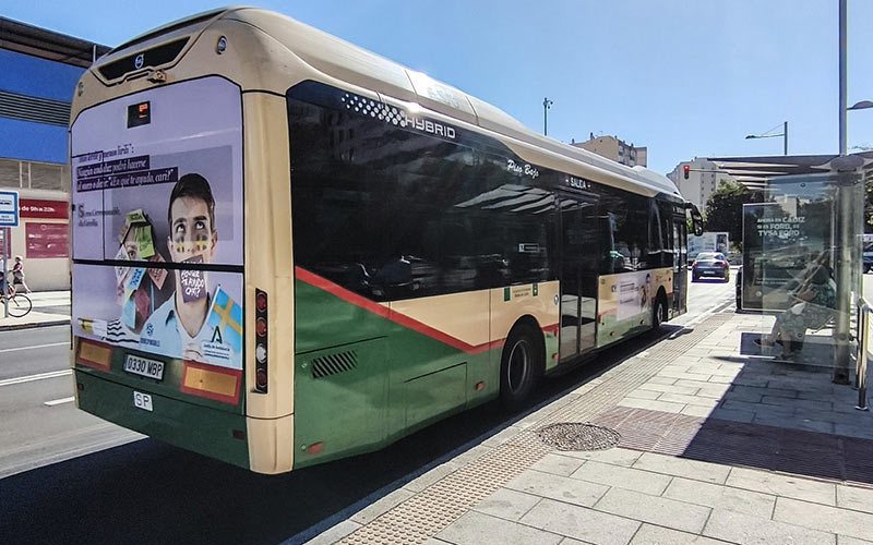 La compra en 2022 de los autobuses híbridos de ‘Kichi’ en Cádiz enfrenta al alcalde y la izquierda