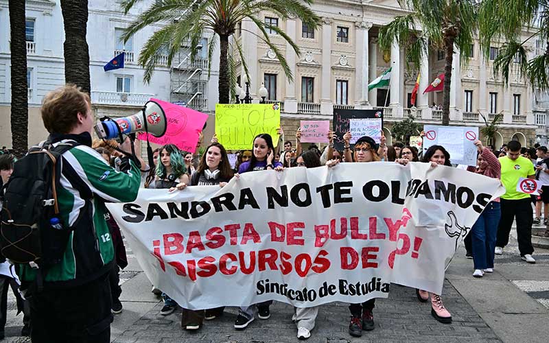 Estudiantes gaditanos salen a la calle por Sandra y por todas las víctimas de la lacra del bullying
