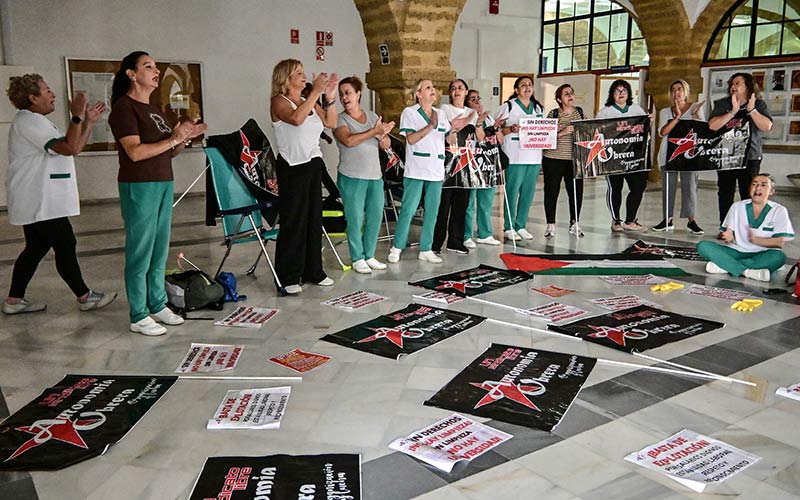 “Nosotras limpiamos, nosotras negociamos”: limpiadoras de la Universidad de Cádiz exigen dignidad laboral tras décadas de precariedad