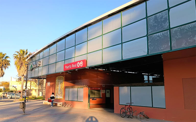 Renfe muestra su “predisposición” a resolver varias deficiencias de la estación de Puerto Real