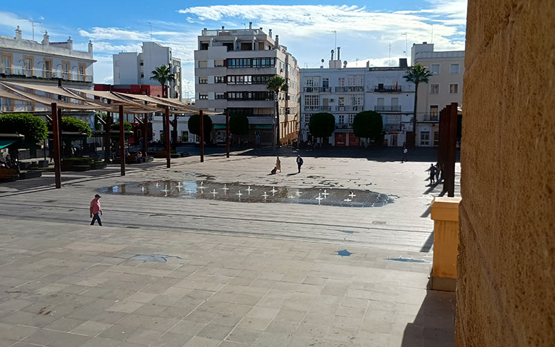 “Cavada gasta ahora 25.000 euros en sombrillas para la plaza del Rey tras eliminar los árboles”