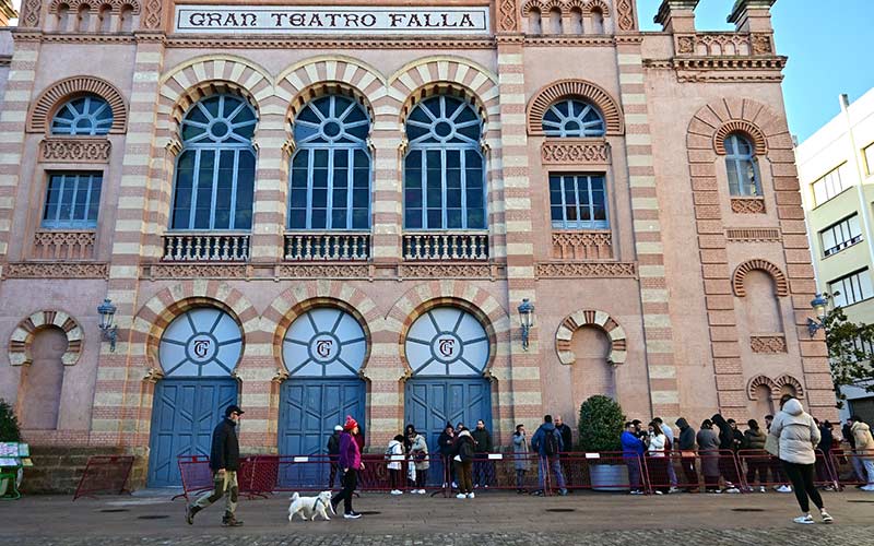 Preguntan por las placas del Paseo de la Fama del Carnaval de Cádiz, y el premio Adela del Moral