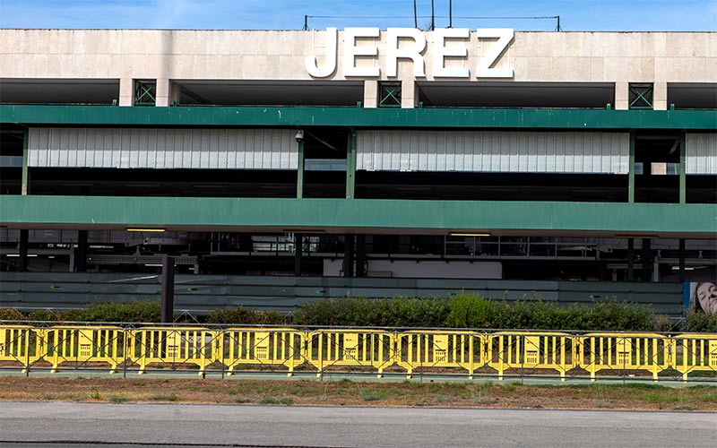 Marquesinas en las sendas peatonales del aeropuerto de Jerez protegerán del sol y la lluvia