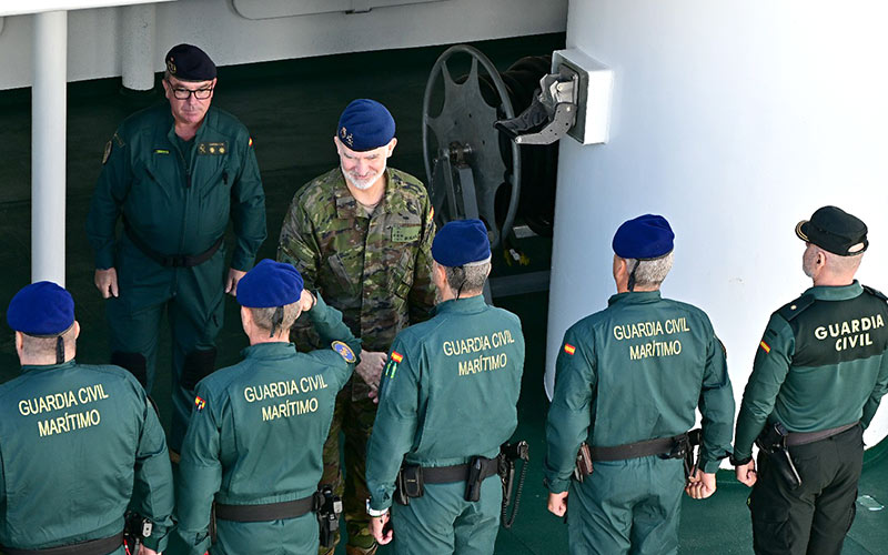 El rey Felipe VI se asoma a Cádiz para conocer de cerca el Servicio Marítimo de la Guardia Civil