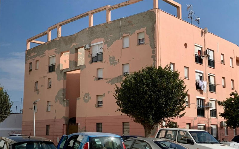 El Ayuntamiento de Rota arreglará de forma subsidiaria las fachadas de los bloques de Patrullera Cormorán si la Junta sigue pasando