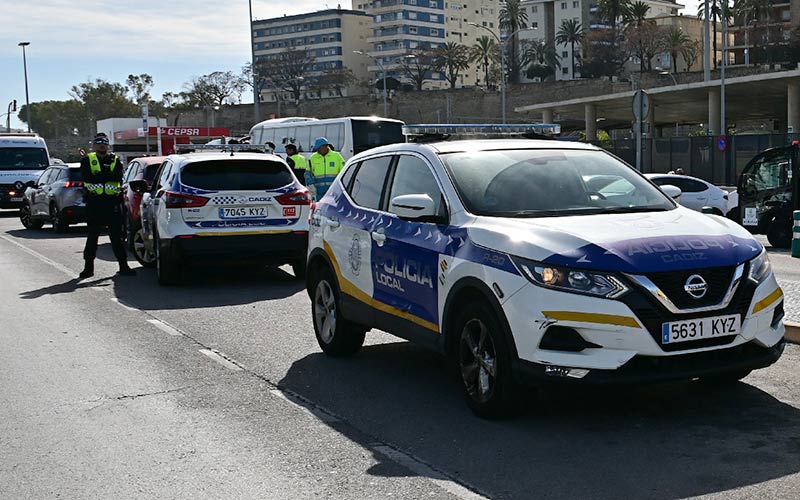 La Policía Local se pone seria en Cádiz ante el aumento “alarmante” de accidentes por el uso del móvil al volante: 160 multas en una semana