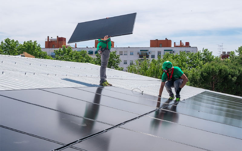 La energía solar se democratiza en Chiclana: autoconsumo sin tejado ni obras ni gestiones