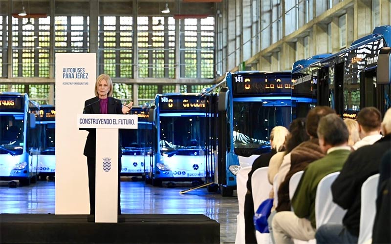 Una jornada de puertas abiertas acerca los prometidos nuevos autobuses urbanos de Jerez