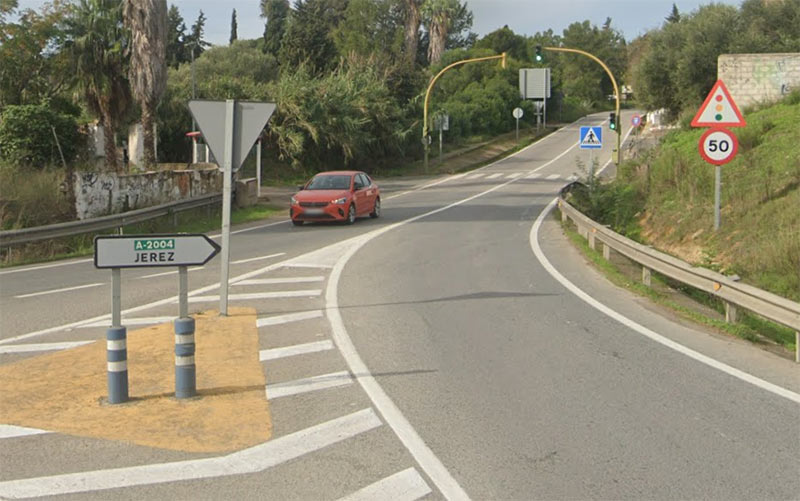 Ayuntamiento y Junta prometen “mejorar y acondicionar” la carretera A-2004 de entrada a Jerez en dos fases sucesivas “para no colapsar”