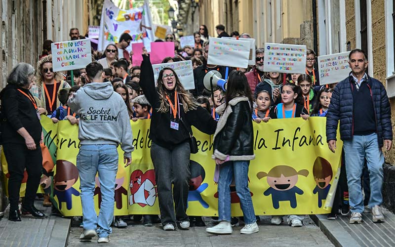 Escolares de Cádiz salen a la calle por los derechos de niños y niñas de todo el mundo