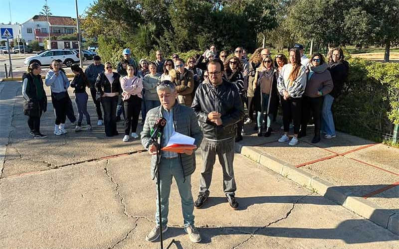 Familias claman por un “necesario” instituto en La Barrosa ante una Junta que hace oídos sordos