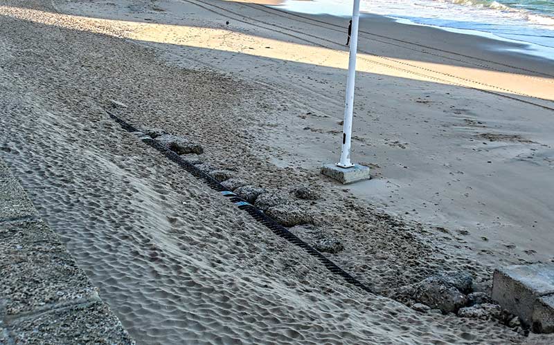 El colector de Santa María del Mar, otra vez al descubierto tras los últimos temporales