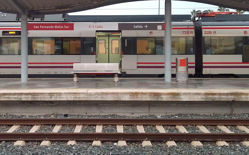 Un usuario en silla de ruedas queda “atrapado” casi tres horas en la estación de San Fernando