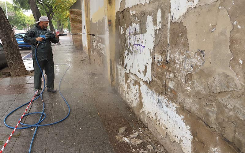 Se actúa en el muro del campo Pedro Garrido por su “mala imagen” para la avenida Blas Infante