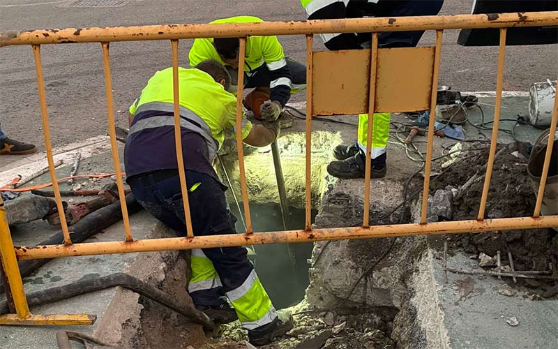 Otro corte de agua por una red obsoleta indigna a vecinos de Puerto Real en pleno puente; activado el Plan de Emergencia local 48 horas después