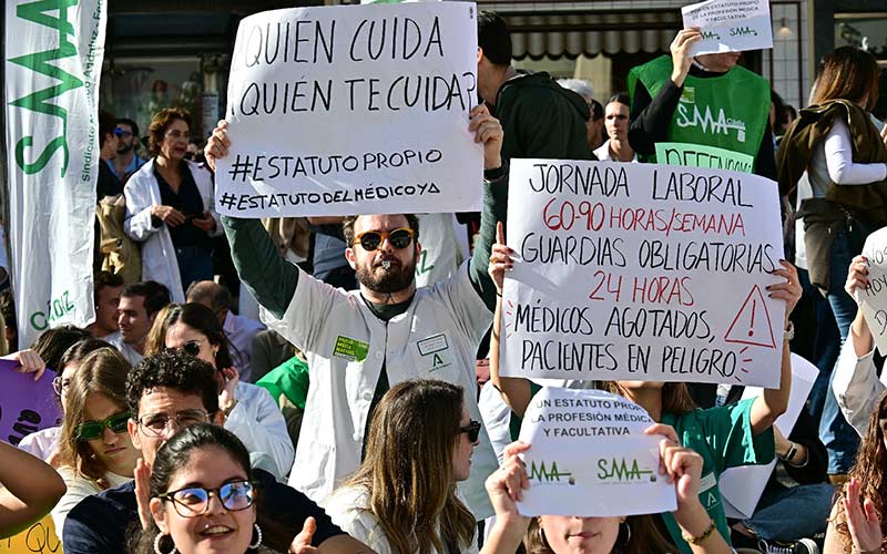 “Hora trabajada, hora cotizada”: los médicos en Cádiz también salen a la calle y dicen “basta”