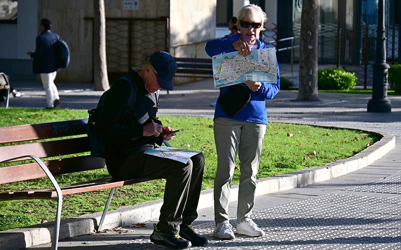 Los socialistas quieren concienciar e implicar al turista en la limpieza de las calles de Cádiz: “es tarea de todos y puede hacerse con una sonrisa”