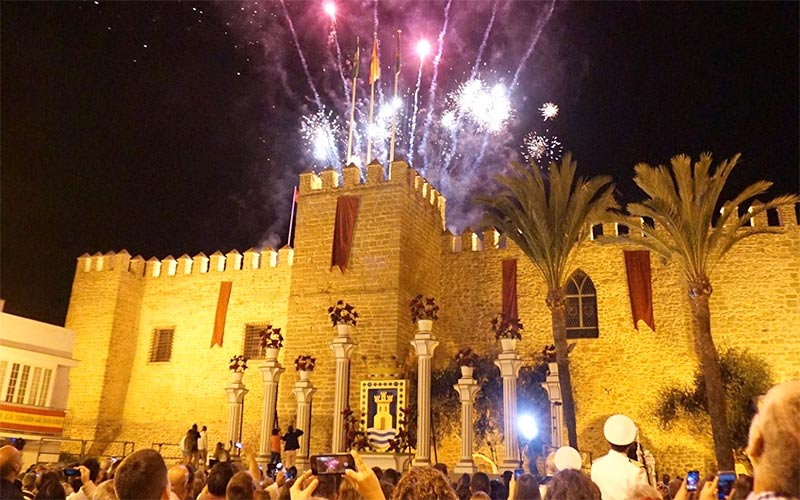 Proponen acabar con los fuegos artificiales tradicionales en Rota y explorar alternativas