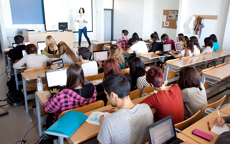 La burocracia, la conflictividad y las elevadas ratios: preocupaciones del profesorado en Cádiz
