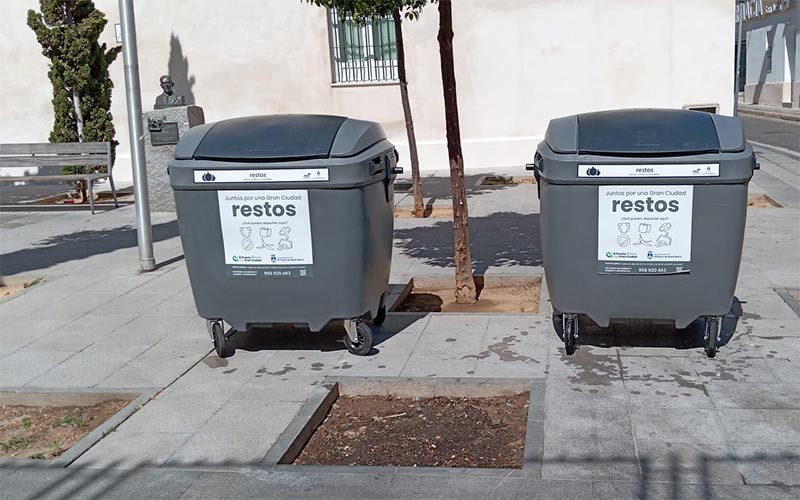 Los nuevos bombos de basura que van llegando a El Puerto no convencen: “son poco prácticos”