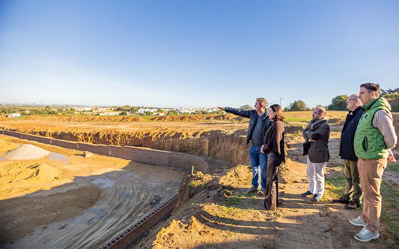La obra del estadio de Atletismo de Camposoto “avanza con paso firme y cumpliendo los plazos”