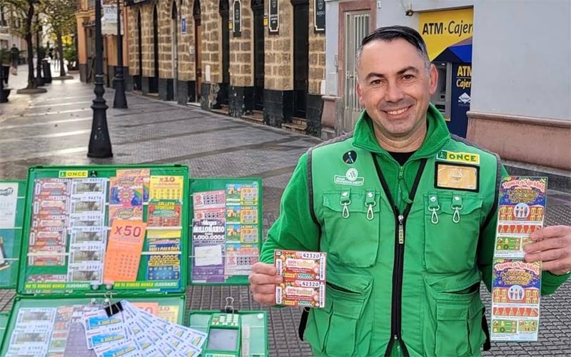 “De aquí a ná va a caer”, y cayó: Moisés vende diez cupones premiados en la calle Plocia