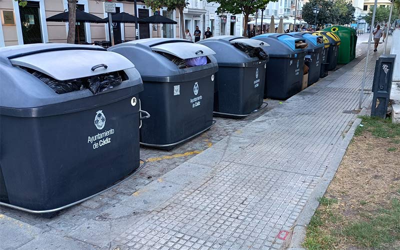 IU tacha la nueva tasa de basura en Cádiz de “arbitraria”: vecinos y pequeños comercios “pagarán más” que pisos turísticos y hoteles