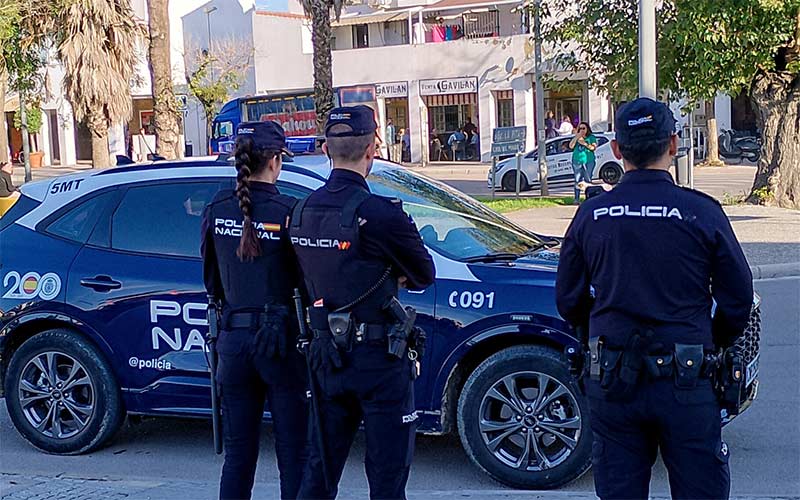 Se hace pasar por policía para acceder por la cara y acompañado en una discoteca de Jerez