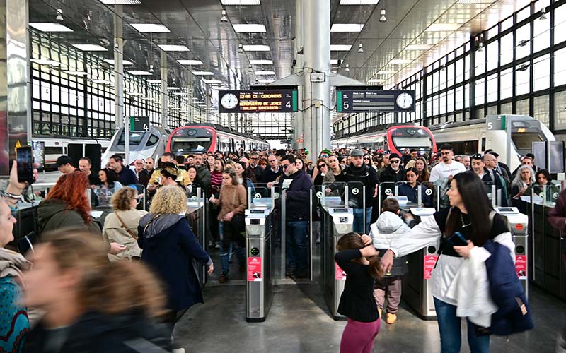 Moverse en autobús, tren y tranvía en la Bahía de Cádiz sigue siendo asumible en 2026: ¿conoces todas las bonificaciones y abonos disponibles?