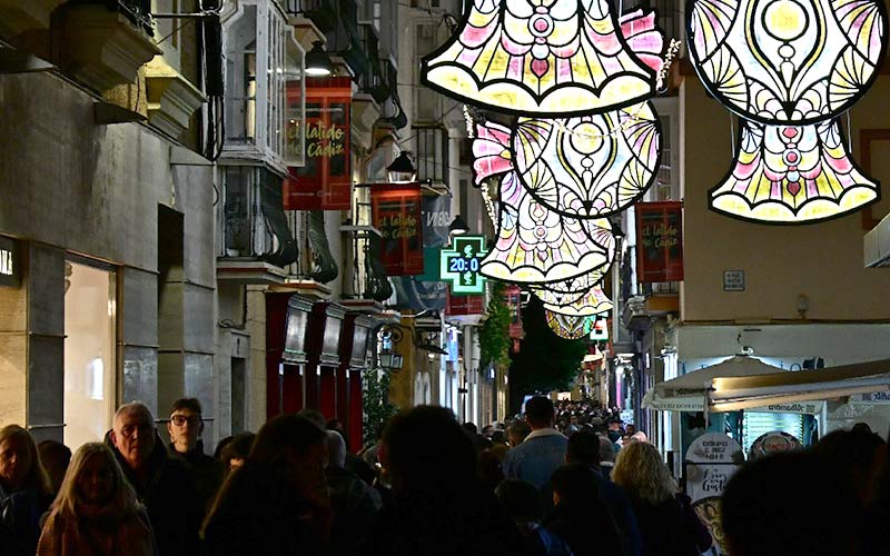 Cádiz despide 2025 con otros casi 10.000 parados menos y récord de cotizantes, pero aún dependiente de los servicios y la estacionalidad