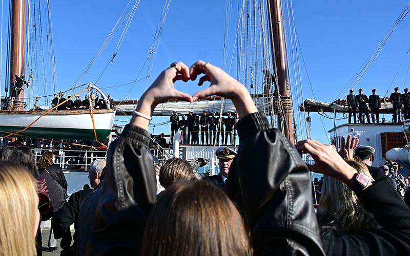 El Juan Sebastián de Elcano zarpa de Cádiz rumbo a un 98 crucero anual de siete meses