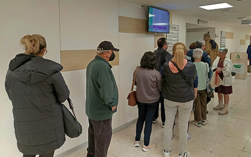 Las largas colas de reclamaciones “ya forman parte del paisaje habitual” del Hospital de Jerez