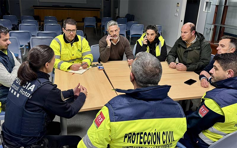Un gran socavón en la A-2075 obliga a cortar al tráfico uno de los principales acceso a Rota