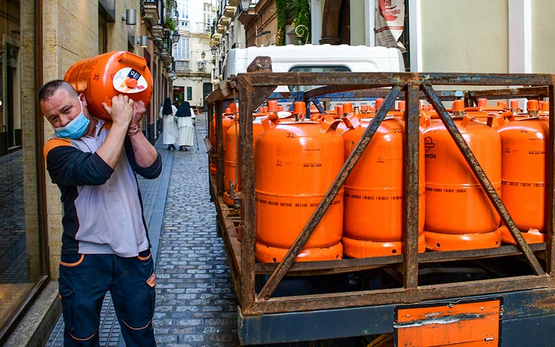 Reclaman al Ayuntamiento que intervenga ante la escasez de bombonas de butano en Cádiz
